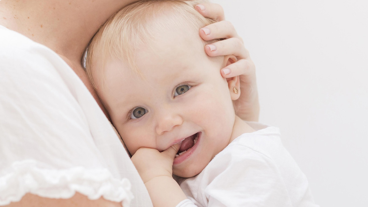 शिशु को दांत निकलते समय दर्द और परेशानी से बचाने के लिए आजमाएं ये 6 उपाय