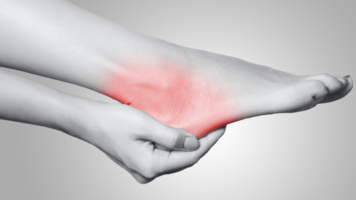 एड़ियों में चुभन क्यों होती है? जानें इस समस्या के कारण और बचाव के उपाय