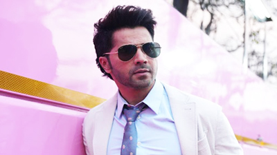 ग्लोइंग स्किन के लिए ये 5 डिटॉक्स ड्रिंक पीते हैं वरुण धवन, आप भी करें ट्राई