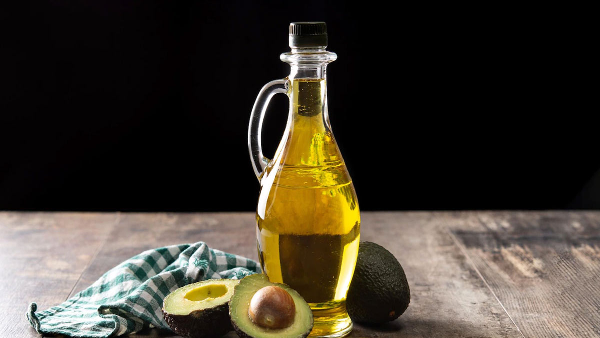 https://images.onlymyhealth.com/imported/images/2022/December/22_Dec_2022/main_Health%20Benefits%20Of%20Avocado%20Oil.jpg