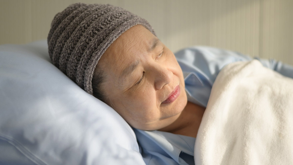 कैंसर में होने वाली भारी थकान से कैसे बचें? एक्सपर्ट से जानें सही उपाय