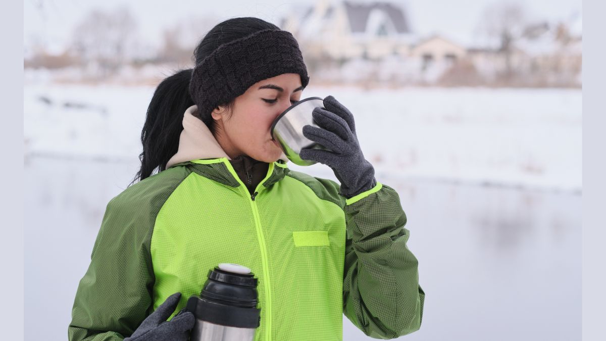 सर्दी में कम पानी पीने से हो सकती हैं ये गंभीर परेशानियां, जानें खुद को हाइड्रेटेड रखने के तरीके