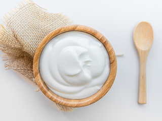 क्या रोज दही खाना सेहत के लिए सही है? जानें इसके फायदे, नुकसान और दही के कुछ प्रकार