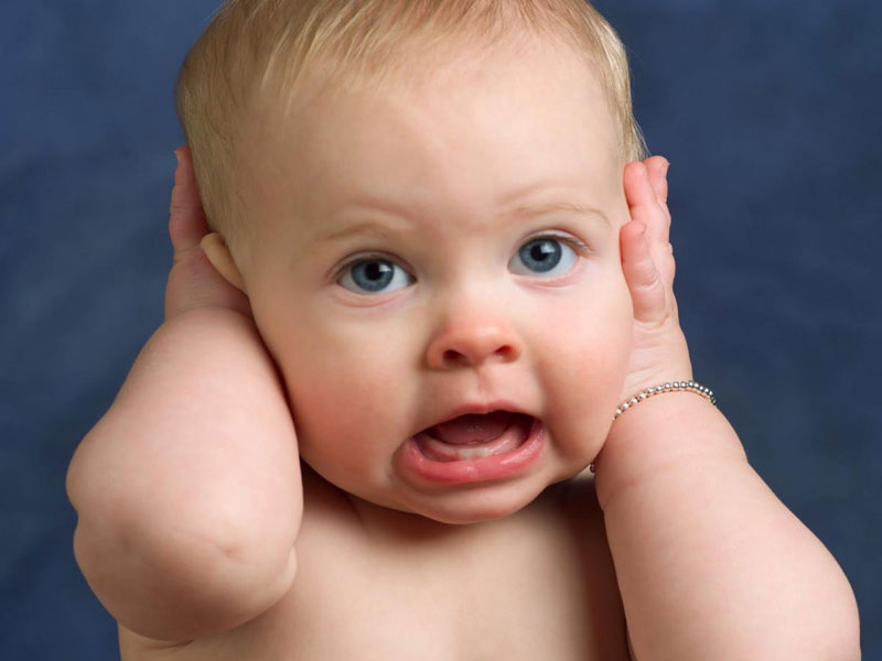 Hearing Loss: शिशु को कम सुनाई देने या बहरेपन के होते हैं ये लक्षण, जानें घर पर कैसे लगाएं इसका पता 