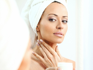 Skin Care After 40: चालीस की उम्र के बाद इस तरह करें चेहरे की देखभाल, दिखेंगी जवां