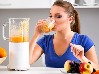 सुबह खाली पेट फ्रूट जूस पीने से पहले रखें इन 5 बातों का ध्यान, जानें इसके फायदे-नुकसान