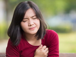 Chest Pain Causes: सीने में बाईं तरफ दर्द क्यों होता है? डॉक्टर से जानें इसके 9 कारण