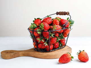 अच्छी स्ट्रॉबेरी खरीदने के लिए ध्यान रखें ये 4 बातें, खराब होने से बचाने के लिए जानें स्टोर करने का सही तरीका