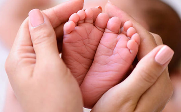 massage of cold hand feet