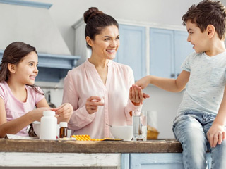बच्चों में Vitamin D की कमी होने पर दिखते हैं ये 10 लक्षण, डॉक्टर से जानें कैसे बढ़ाएं विटामिन डी का लेवल