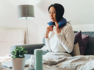 दर्द से तुरंत राहत के लिए गर्म सिंकाई करें या ठंडी? जानें क्या है बेहतर
