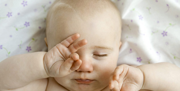 how-to-get-rid-of-sticky-eyes-in-babies-in-hindi