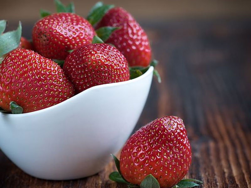 स्ट्रॉबेरी खाने से सेहत को मिलते हैं कई फायदे, जानें इसे ज्यादा खाने के कुछ नुकसान भी