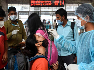 24 घंटे में आए कोरोना संक्रमण के 2.5 लाख से ज्यादा मामले, केंद्र ने कहा अब ज्यादातर केस ओमिक्रोन के