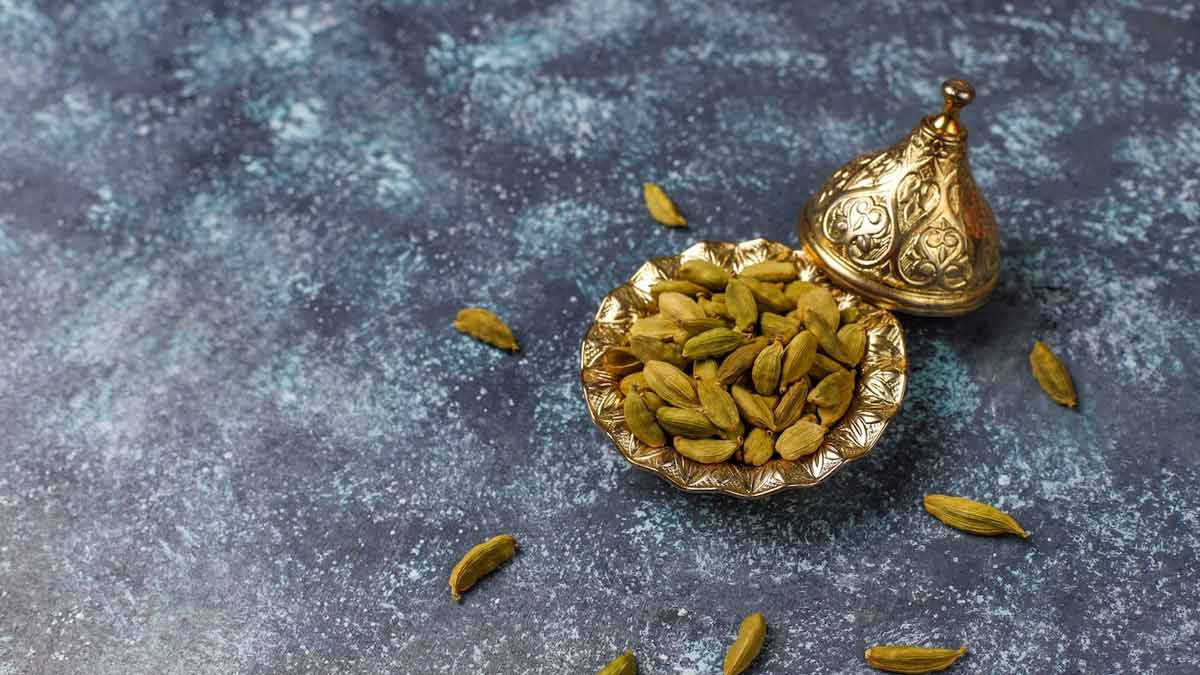 भोजन के बाद इलायची खाने से शरीर को मिलते हैं ये 5 फायदे