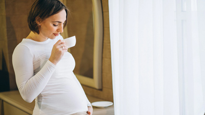 प्रेगनेंसी में डिकैफिनेट कॉफी पीना कितना सुरक्षित है? जानें