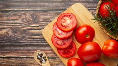 क्या खाली पेट टमाटर  खाना फायदेमंद होता है? जानें एक्सपर्ट से 