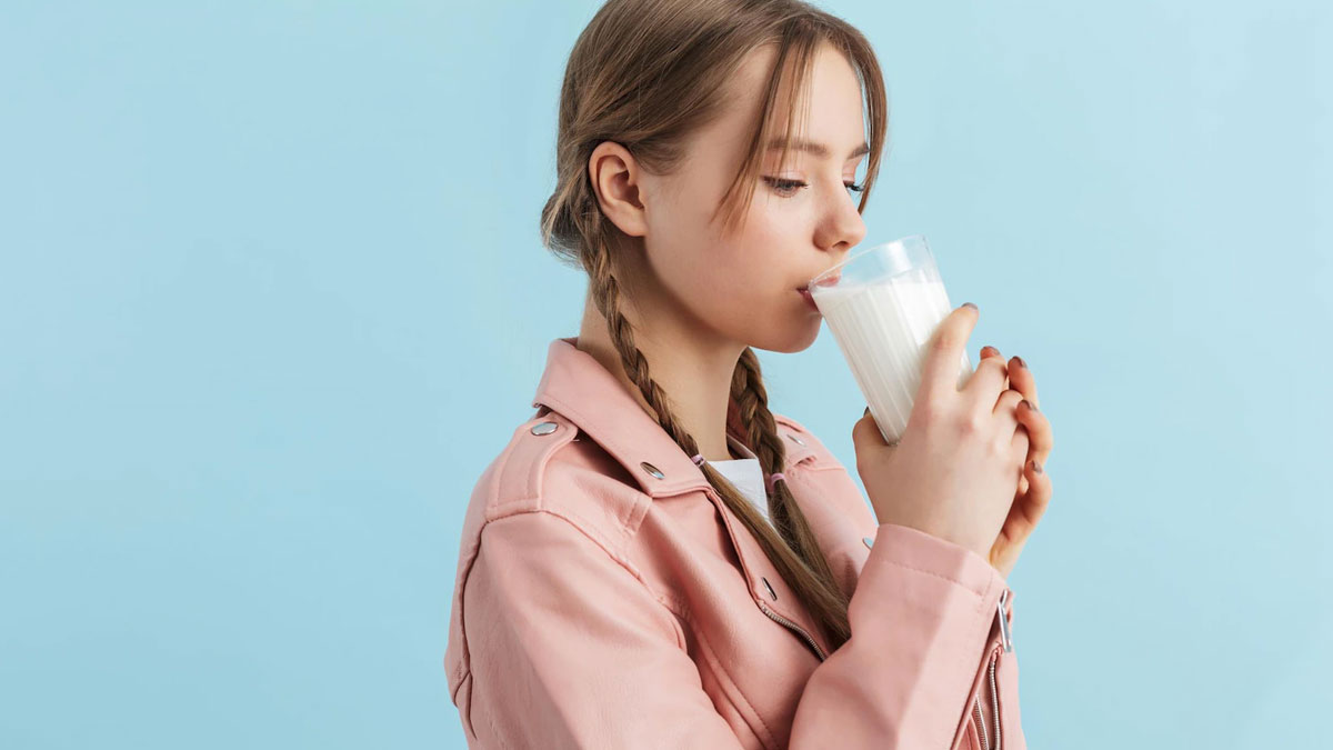 खाना खाने के बाद दूध पीना चाहिए कि नहीं? जानें डायटीशियन से