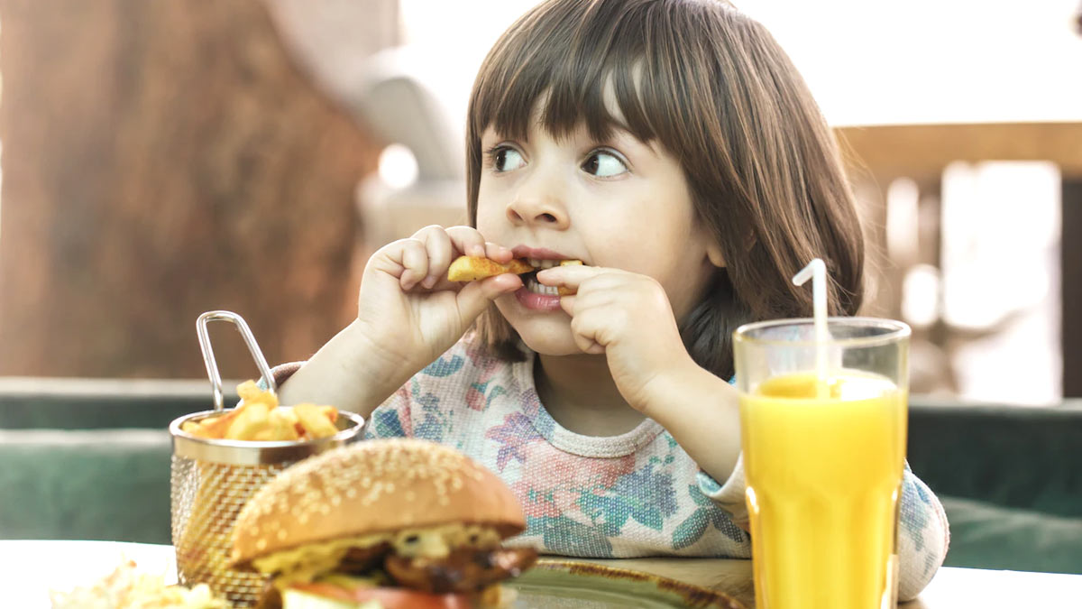 खाने-पीने की खराब आदतों की वजह से बच्चे पर पड़ सकता है ये असर 