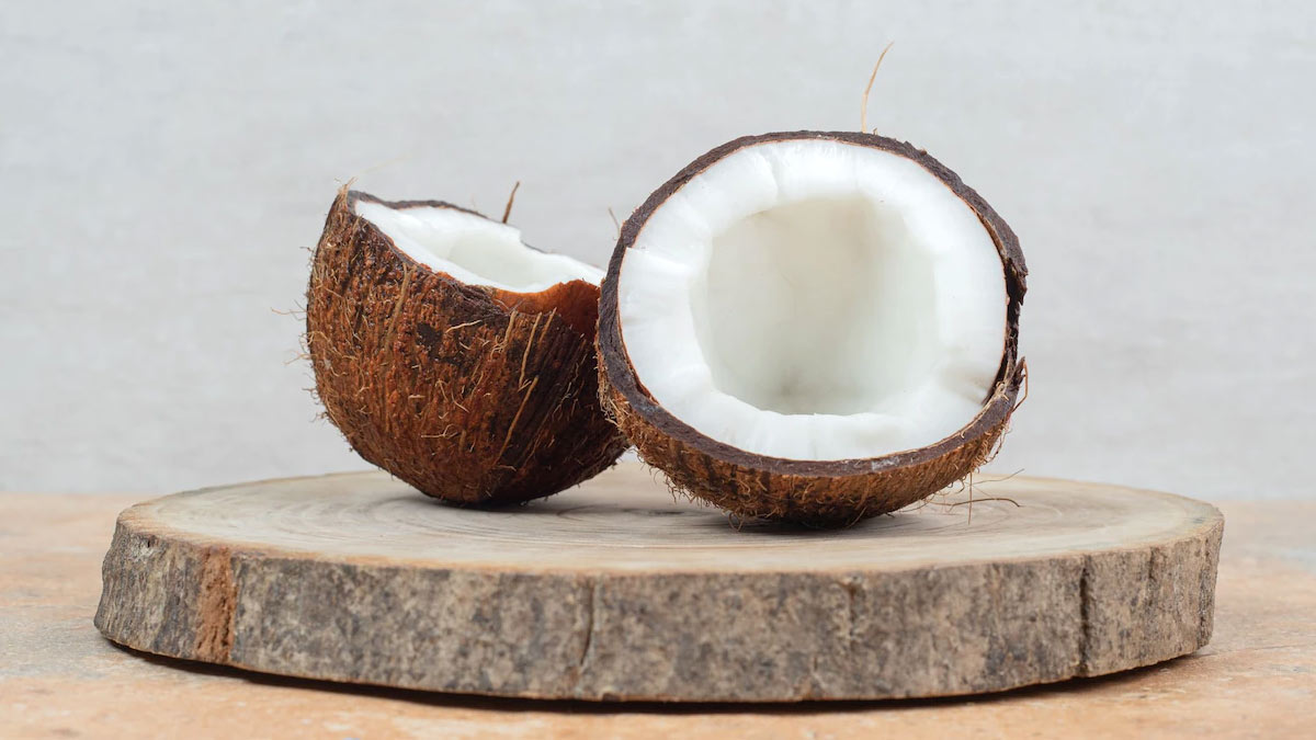 झड़ते, बेजान बालों में जान डालेगा सूखा नारियल, इन 4 तरीकों से करें