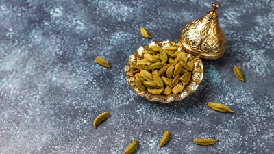 गर्म पानी के साथ इलायची खाने से मिलते हैं ये 5 फायदे