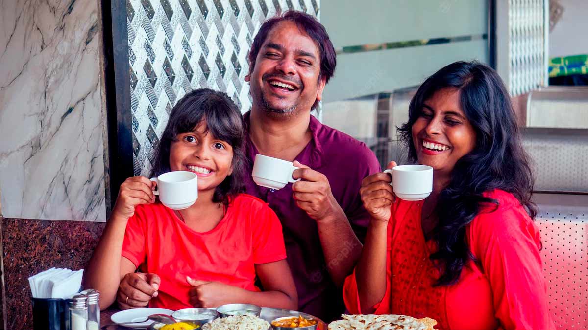 क्या छोटे बच्चों को चाय पिलाना सुरक्षित है? जानें बच्चे को किस उम्र से चाय दें और इसके फायदे-नुकसान