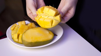 आम के साथ ही खाएं इसके छिलके भी, सेहत को मिलेंगे कई जबरदस्त फायदे