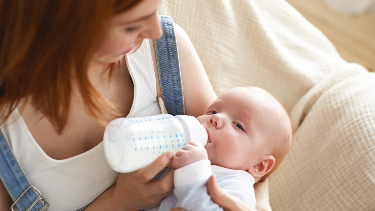 श‍िशु को बहुत ज्यादा दूध तो नहीं पिला रहीं आप? इन संकेतों से पहचानें