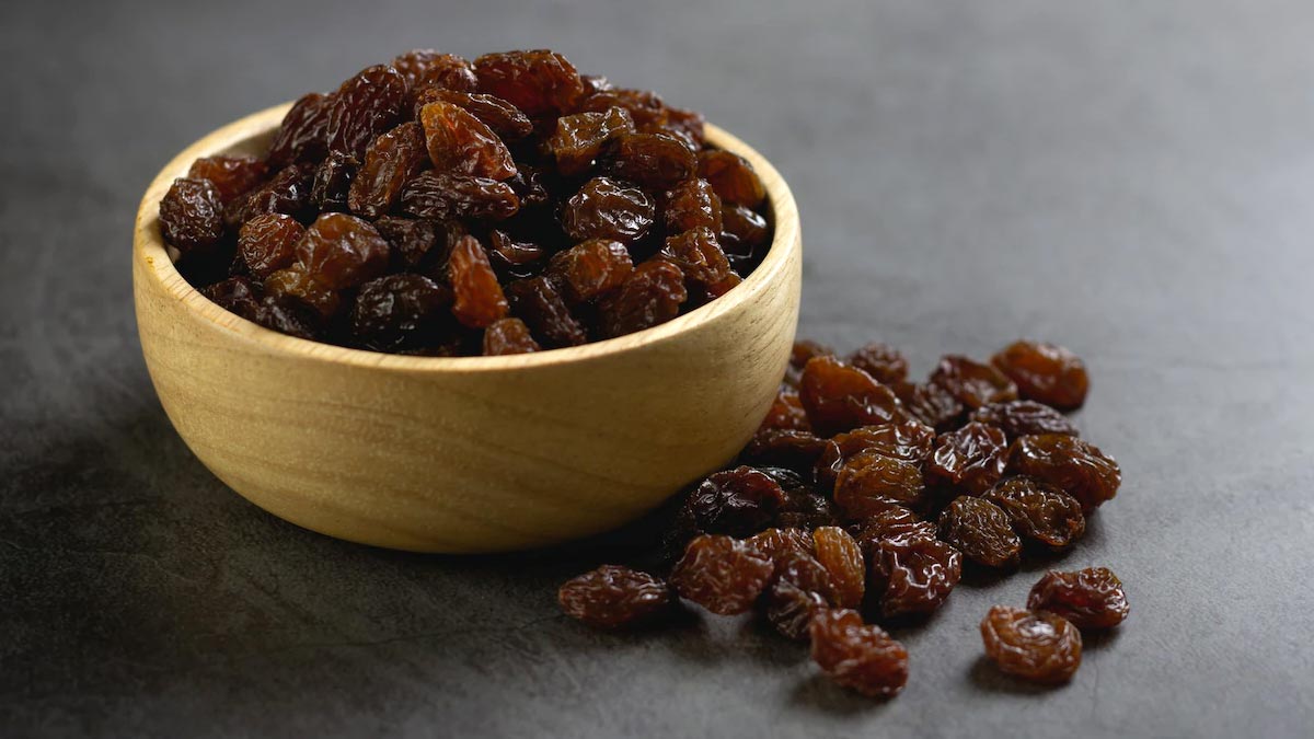 Munakka With Milk Benefits in hindi