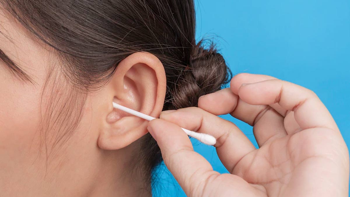 कानों से मैल न‍िकालते समय न करें ये 5 गलतियां, खराब हो सकते हैं आपके कान