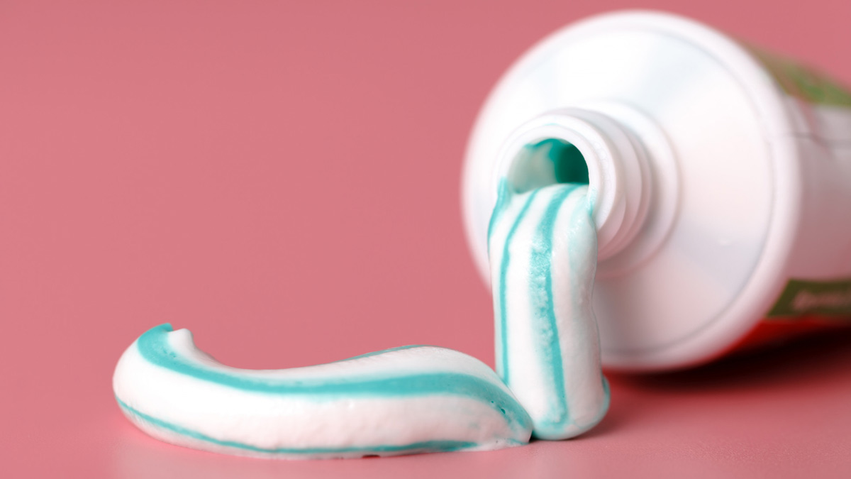 toothpaste use as nailpaint remover 