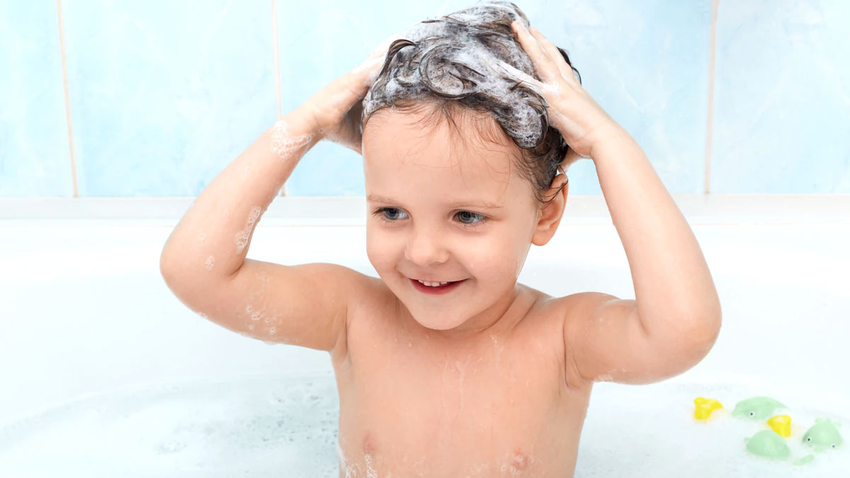 बच्चे के लिए शैंपू खरीदते समय इन 5 बातों का रखें खास ध्यान, नहीं होगा बालों को नुकसान