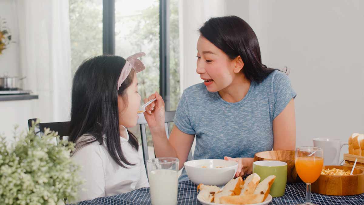 भोजन के दौरान क्या आपका बच्चा भी खाता है सिर्फ एक-आधी रोटी? जानें एक मील में बच्चों को कितना खाना खिलाना चाहिए
