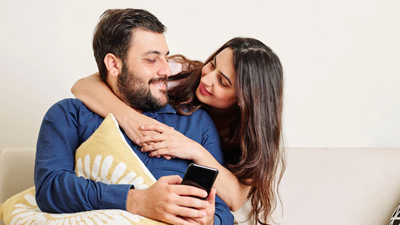पति-पत्नी के बीच बातचीत हो गई है कम? जानें इस स्थिति में कैसे बढ़ाएं र‍िश्‍तों में मि‍ठास  