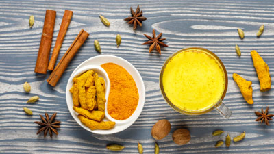 गर्मी में हल्दी से बनी ये 5 ड्रिंक्स रखेंगी शरीर को ठंडा और बढ़ाएंगी इम्यूनिटी