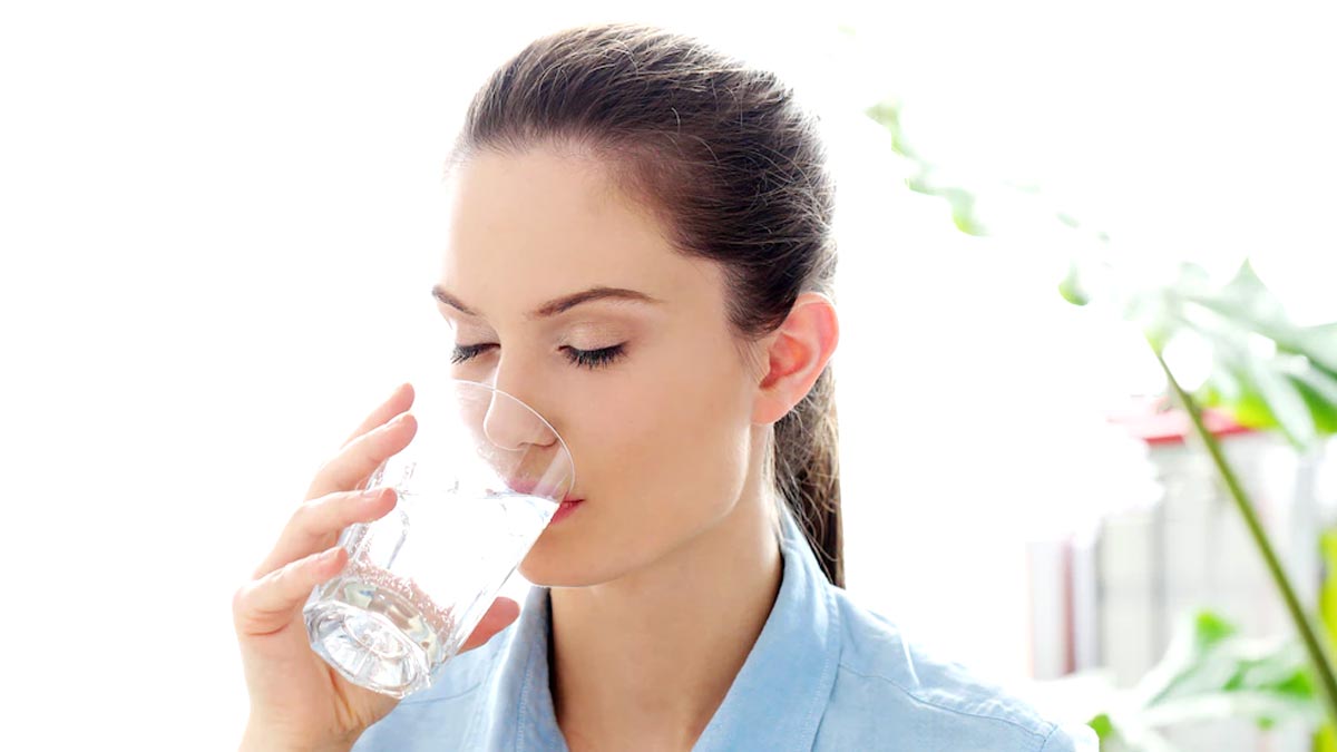 सुबह उठने के बाद पिएं ये पानी, सेहत को मिलेंगे कई लाभ 
