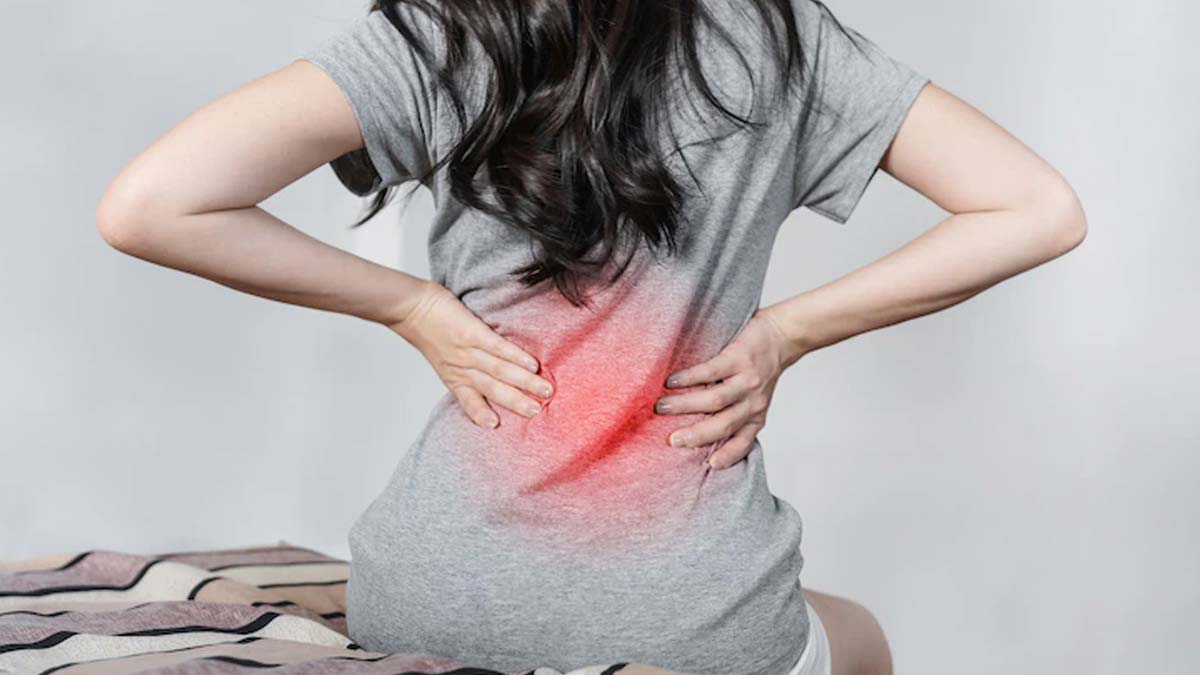 ज्यादा देर बैठने से हो रहा है पीठ दर्द तो अपनाएं ये 5 आसान उपाय 