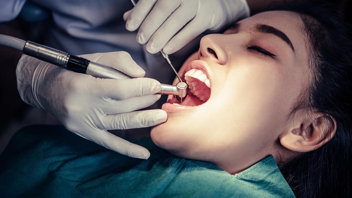टेढ़े दांत या दांतों में अधिक गैप होने पर की जाती है डेंटल बॉन्‍ड‍िंग, जानें इस प्रक्र‍िया के फायदे और र‍िस्‍क