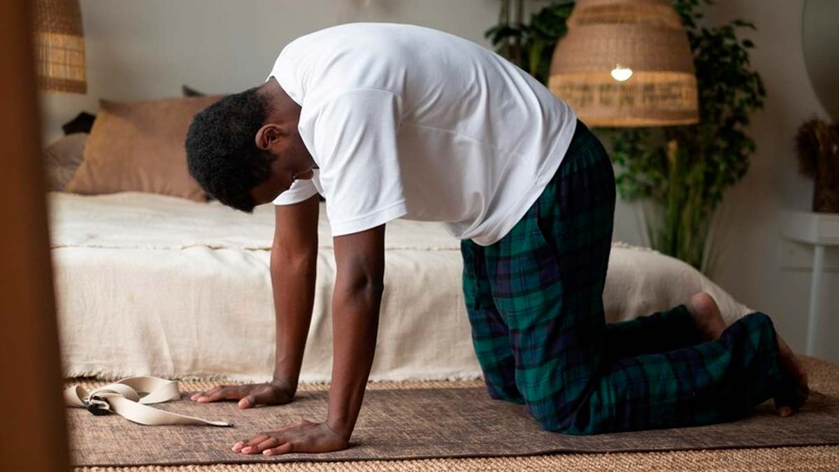 International Yoga Day: अधोमुखी मार्जरी आसन के फायदे, तरीका और सावधानी | Adho Mukhi Marjari Asana Benefits Steps in Hindi | Onlymyhealth