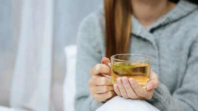 क्या सुबह खाली पेट ग्रीन टी पीना सही है? जानें एक्सपर्ट से