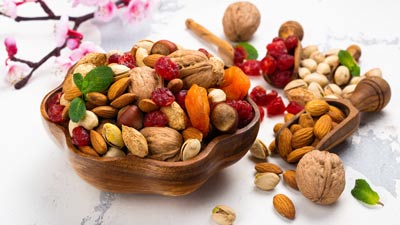 खाने से कितनी देर पहले भिगोने चाहिए नट्स? जानें आयुर्वेद डॉक्टर से