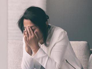 अचानक व्यवहार में बदलाव हो सकता है नर्वस ब्रेकडाउन का लक्षण, जानें इसके कारण और इलाज