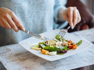 खाने की चीजों में ज्यादा तेल है तो इन तरीकों से निकालें एक्स्ट्रा ऑयल