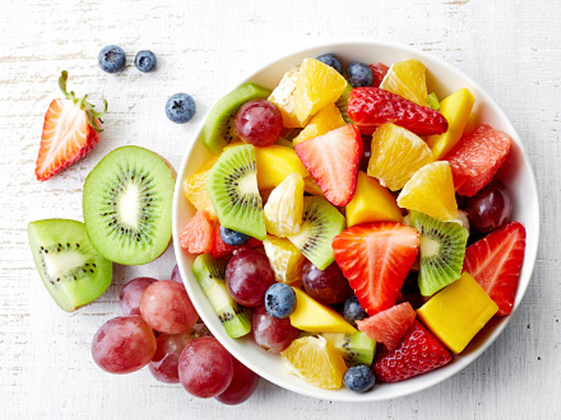 इन फलों को कभी न खाएं एक साथ, एक्सपर्ट से जानें कैसे सेहत पर पड़ सकता है बुरा असर