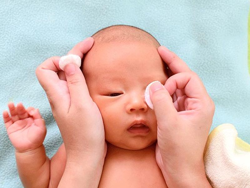 क्या नवजात शिशु की आंखों से पानी आना सामान्‍य है? जानें इस समस्‍या के कारण और उपाय 