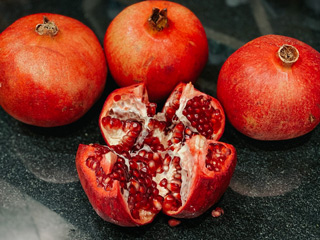 पुरुषों के लिए बहुत फायदेमंद होता है अनार, प्रोस्टेट कैंसर जैसी इन 5 समस्याओं से करता है बचाव