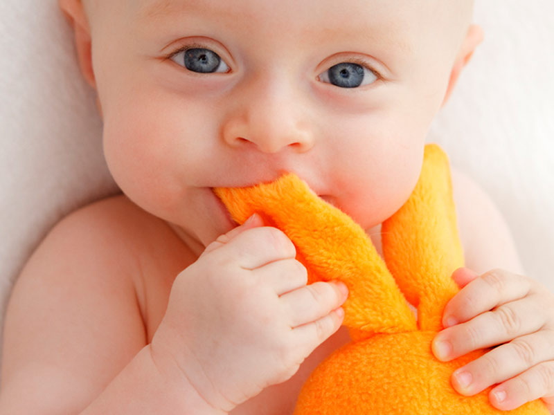 जन्‍म के बाद बच्‍चों को साफ दिखना कब शुरू होता है? जानें श‍िशुओं की दृष्‍ट‍ि से जुड़ी जरूरी बातें 