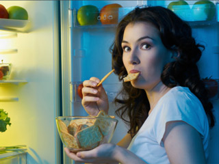 रात में आपको भी लगती है भूख? जानें 6 लेट नाइट हेल्दी स्नैक्स, जिन्हें खाने से नहीं बढ़ेगा वजन