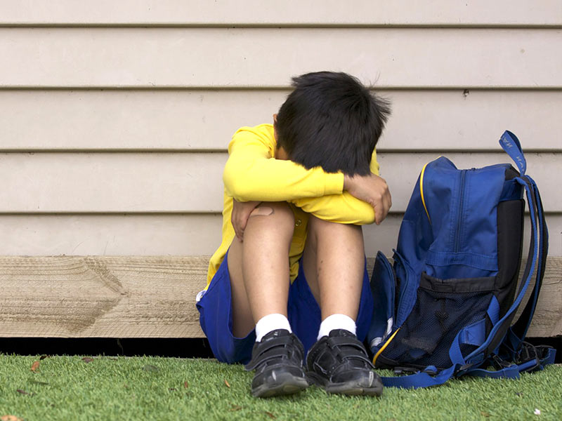 क्या आपके बच्चे को भी स्कूल जाने से डर लगता है ? जानें इसके कारण और ठीक करने के तरीके