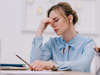 क्या आप भी तो तनाव, चिंता और डिप्रेशन को एक ही समझते हैं? चलिए डॉक्टर से जानते हैं इन तीनों में अंतर